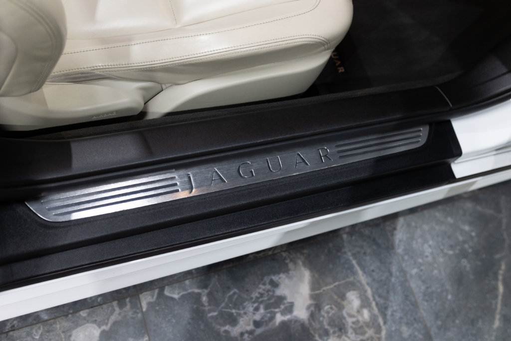 Jaguar XKR Cab Blanc Interieur 10