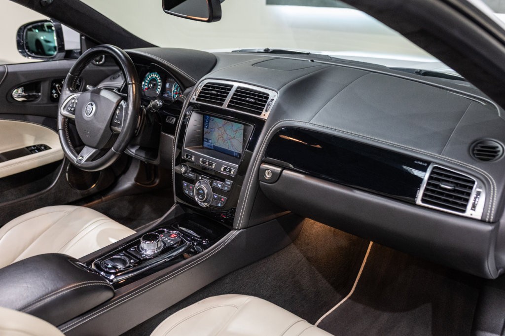 Jaguar XKR Cab Blanc Interieur 13
