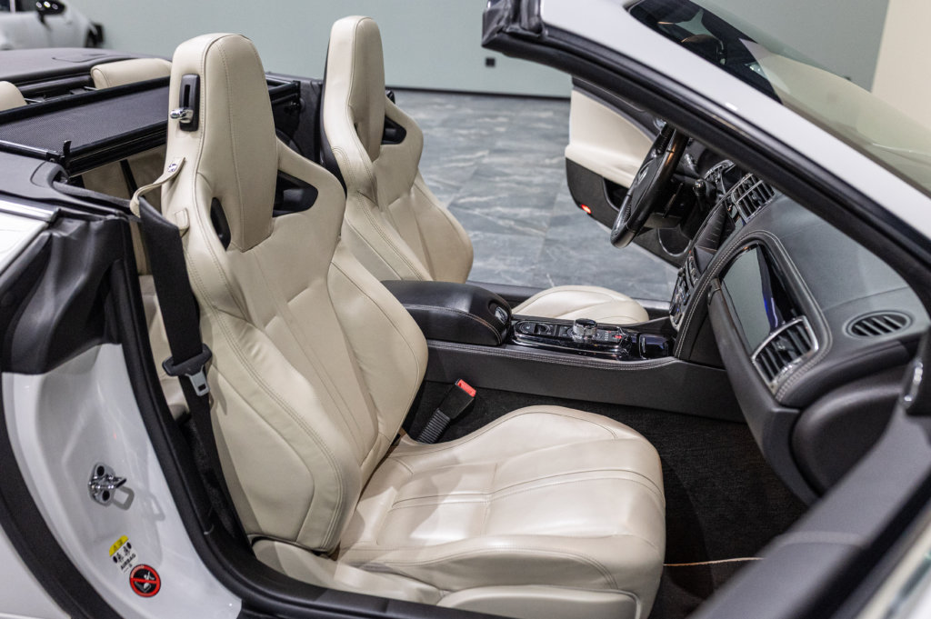 Jaguar XKR Cab Blanc Interieur 22