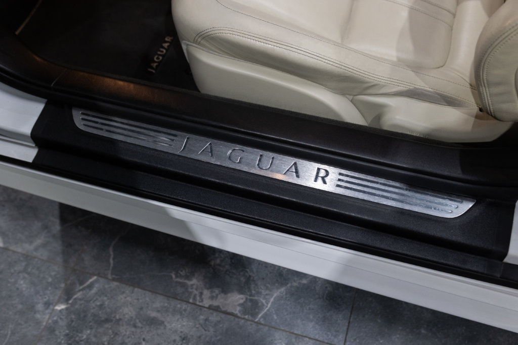 Jaguar XKR Cab Blanc Interieur 3