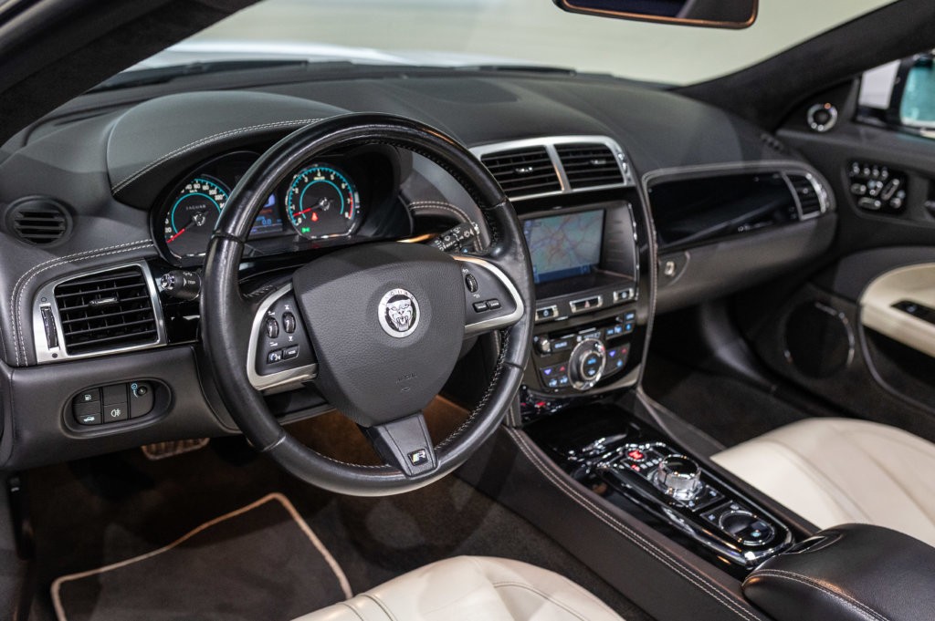 Jaguar XKR Cab Blanc Interieur 7