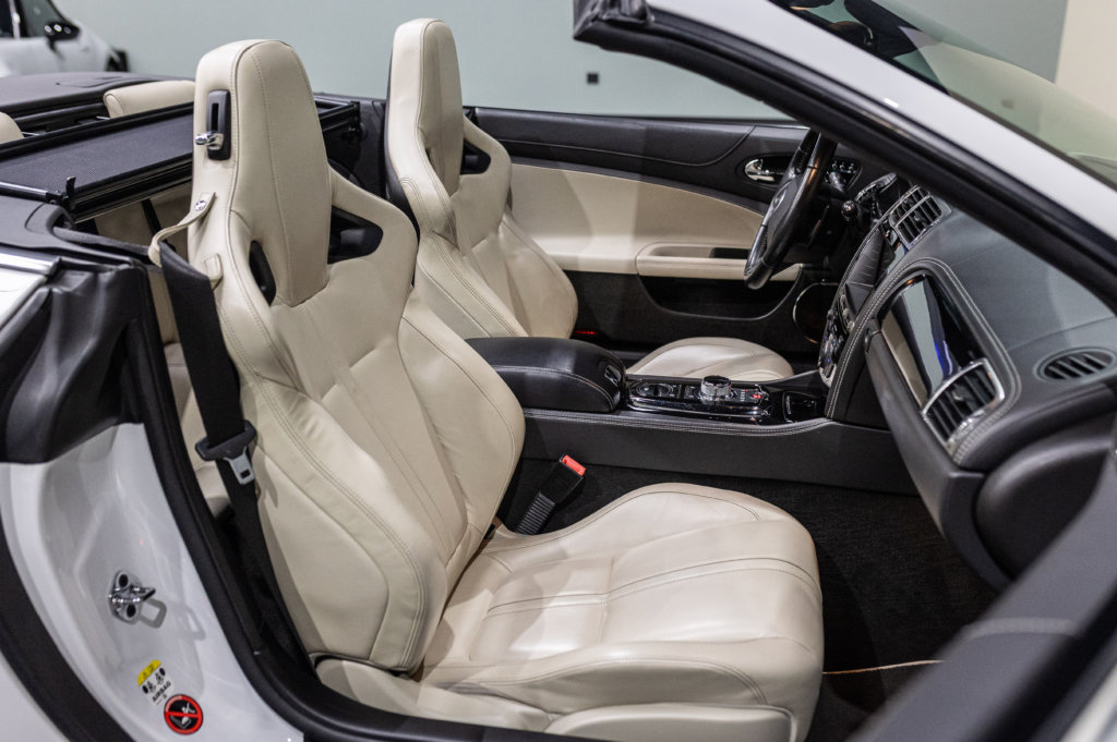 Jaguar XKR Cab Blanc Interieur 9