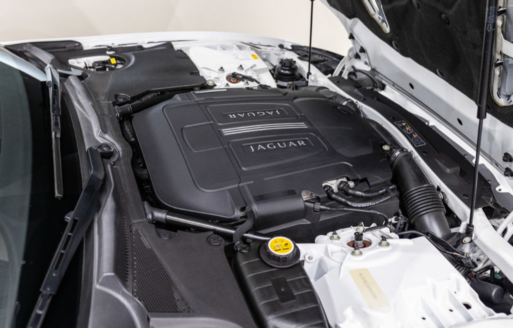 Jaguar XKR Cab Blanc moteu 2