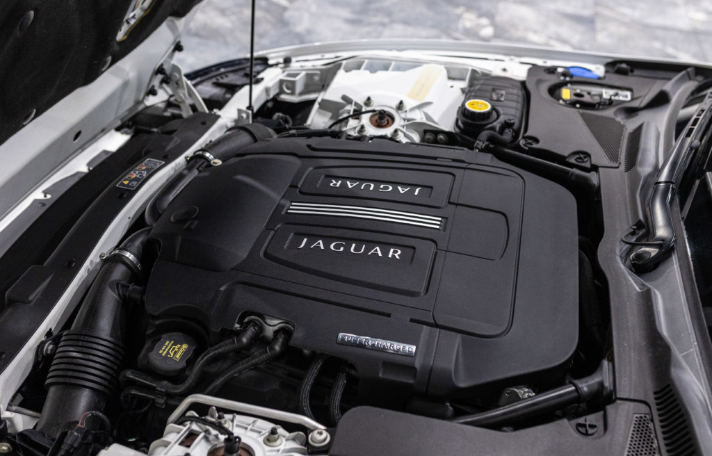 Jaguar XKR Cab Blanc moteu 3