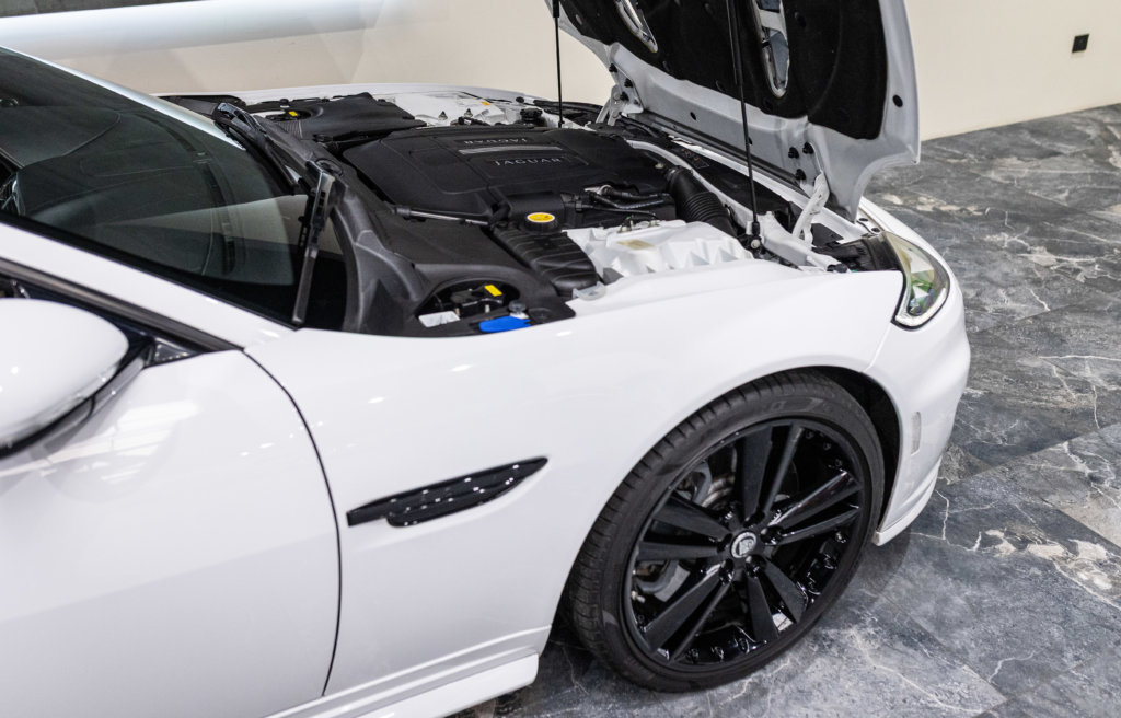 Jaguar XKR Cab Blanc moteur