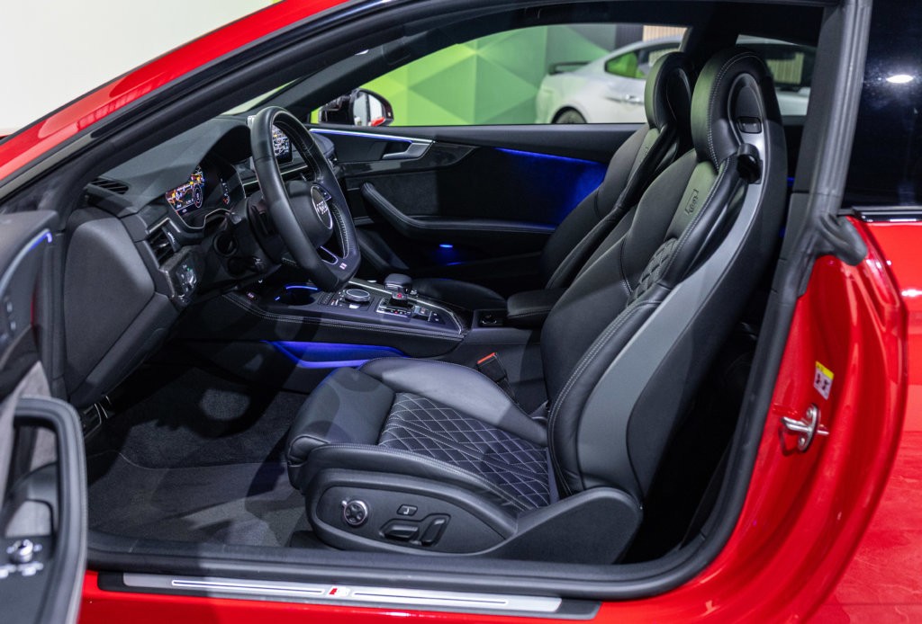 Audi S5 Rouge Interieur