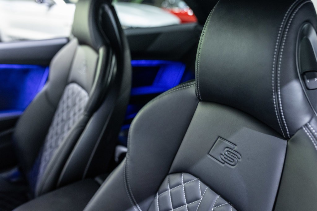 Audi S5 Rouge Interieur 9