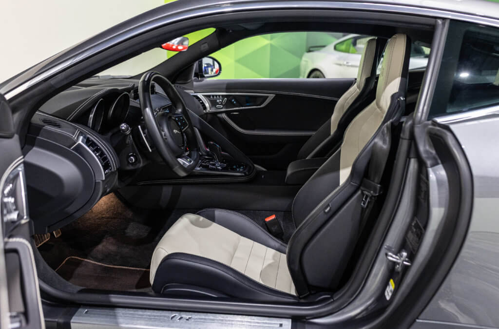 F-Type R Gris Corris Interieur