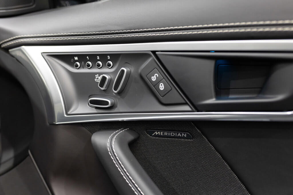 F-Type R Gris Corris Interieur 13