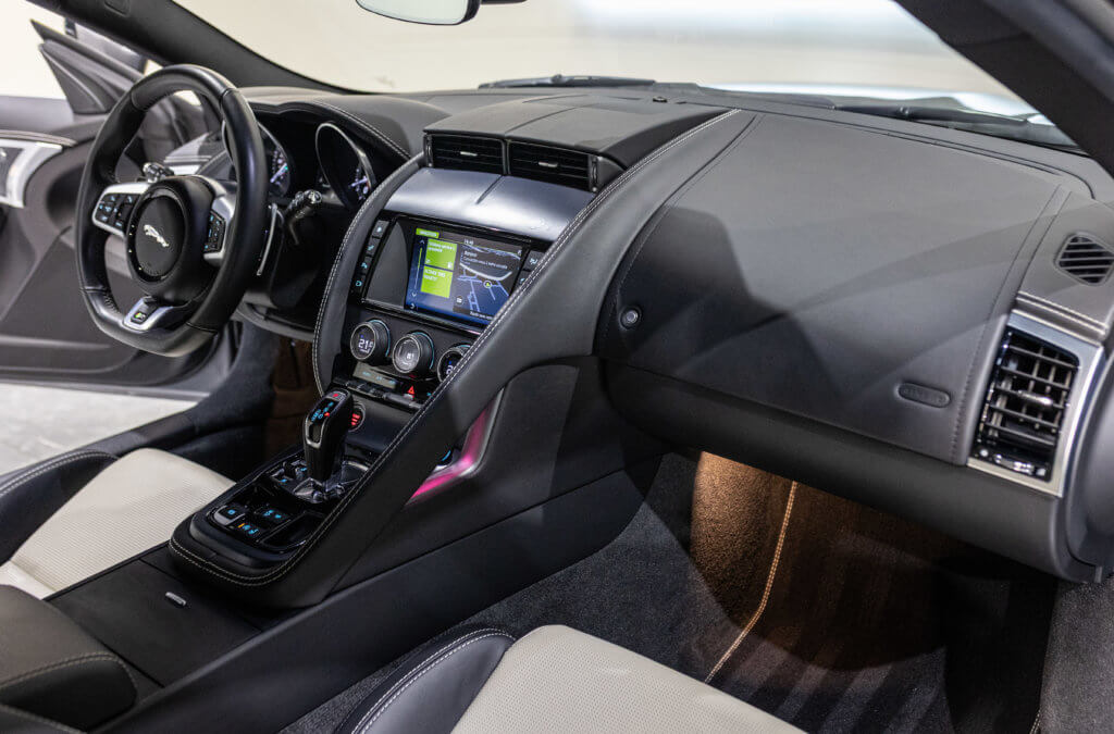 F-Type R Gris Corris Interieur 24