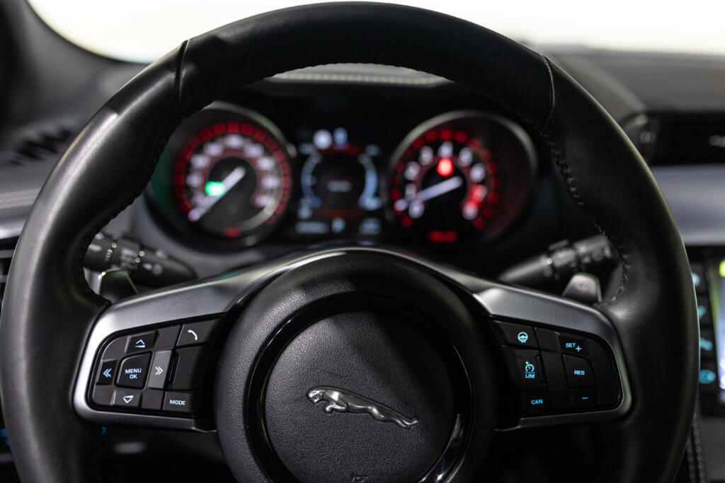 F-Type R Gris Corris Interieur 44