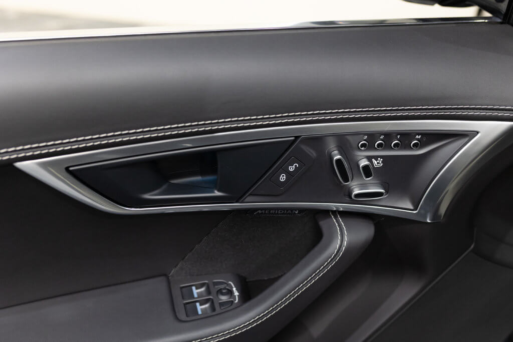 F-Type R Gris Corris Interieur 5