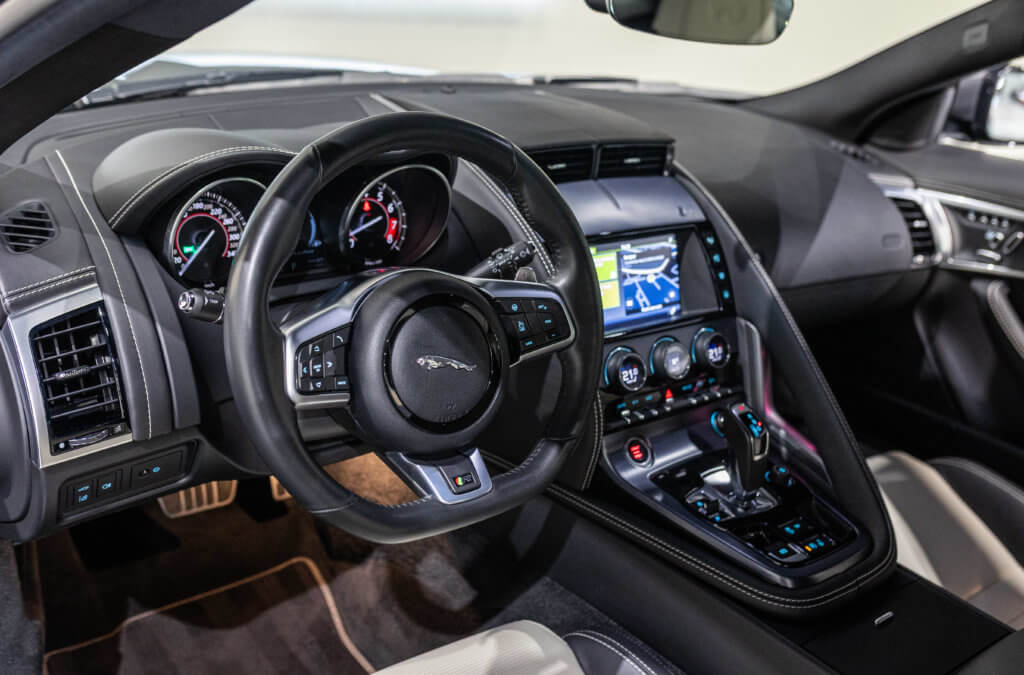 F-Type R Gris Corris Interieur 7