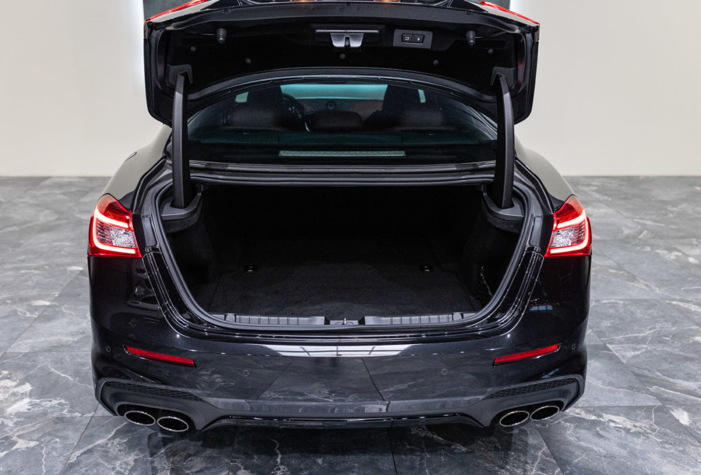 Maserati Ghibli Noir Interieur Rouge Coffre