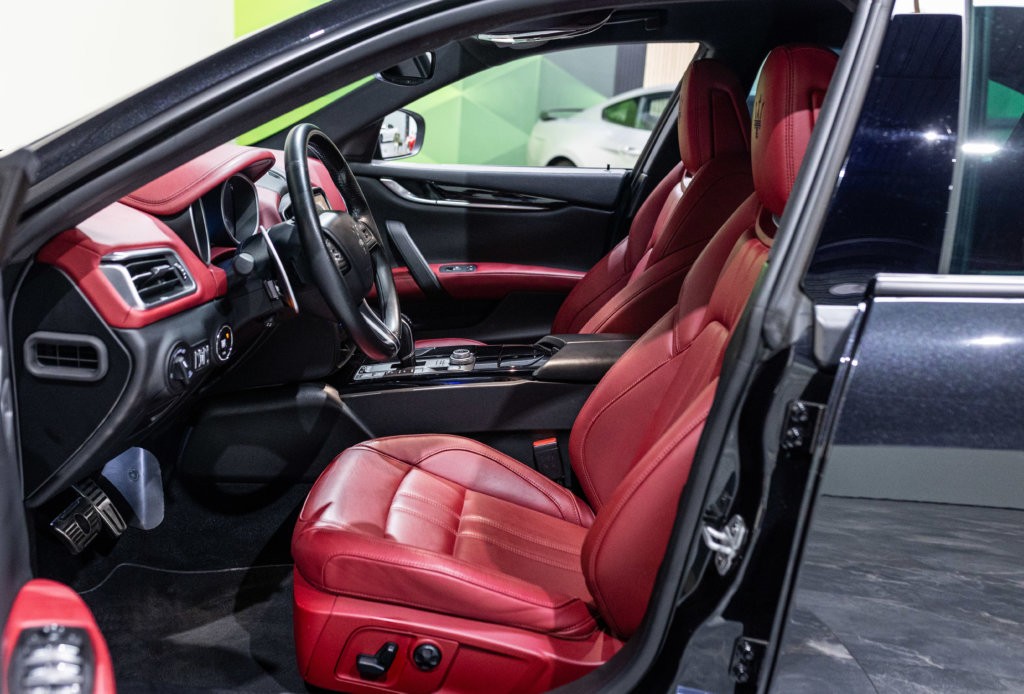 Maserati Ghibli Noir Interieur Rouge Interieur