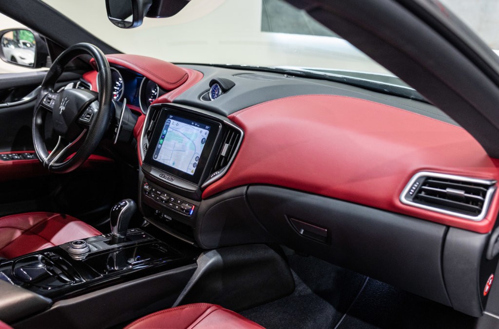 Maserati Ghibli Noir Interieur Rouge Interieur 12