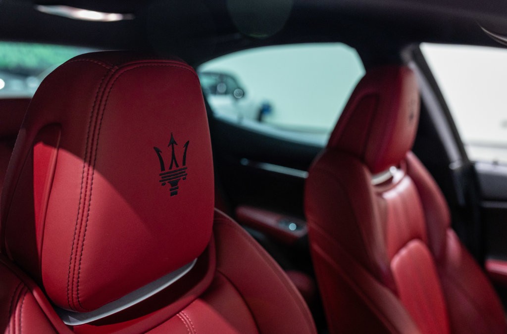 Maserati Ghibli Noir Interieur Rouge Interieur 14
