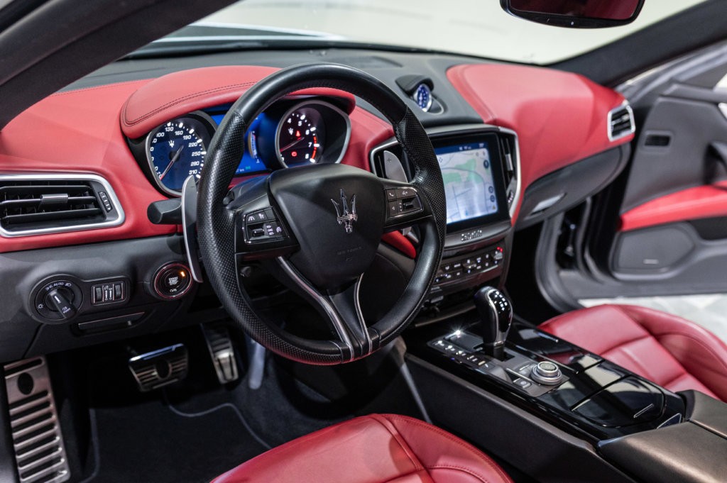 Maserati Ghibli Noir Interieur Rouge Interieur 19