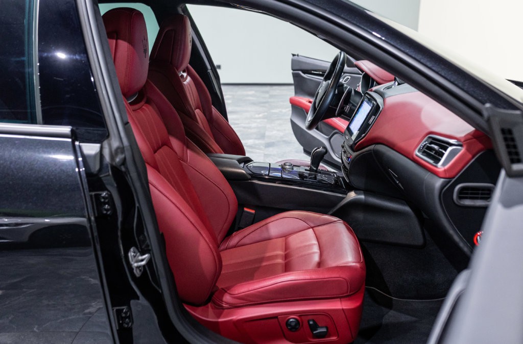 Maserati Ghibli Noir Interieur Rouge Interieur 21