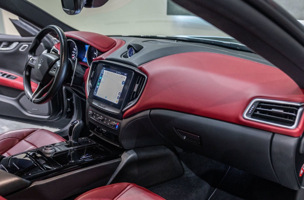 Maserati Ghibli Noir Interieur Rouge Interieur 23