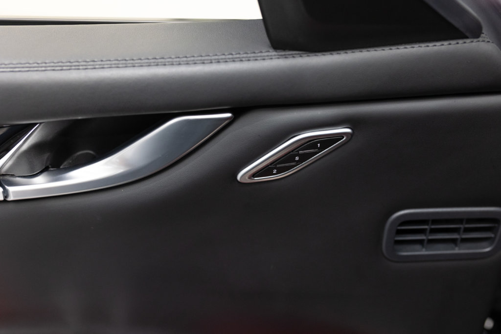 Maserati Ghibli Noir Interieur Rouge Interieur 5