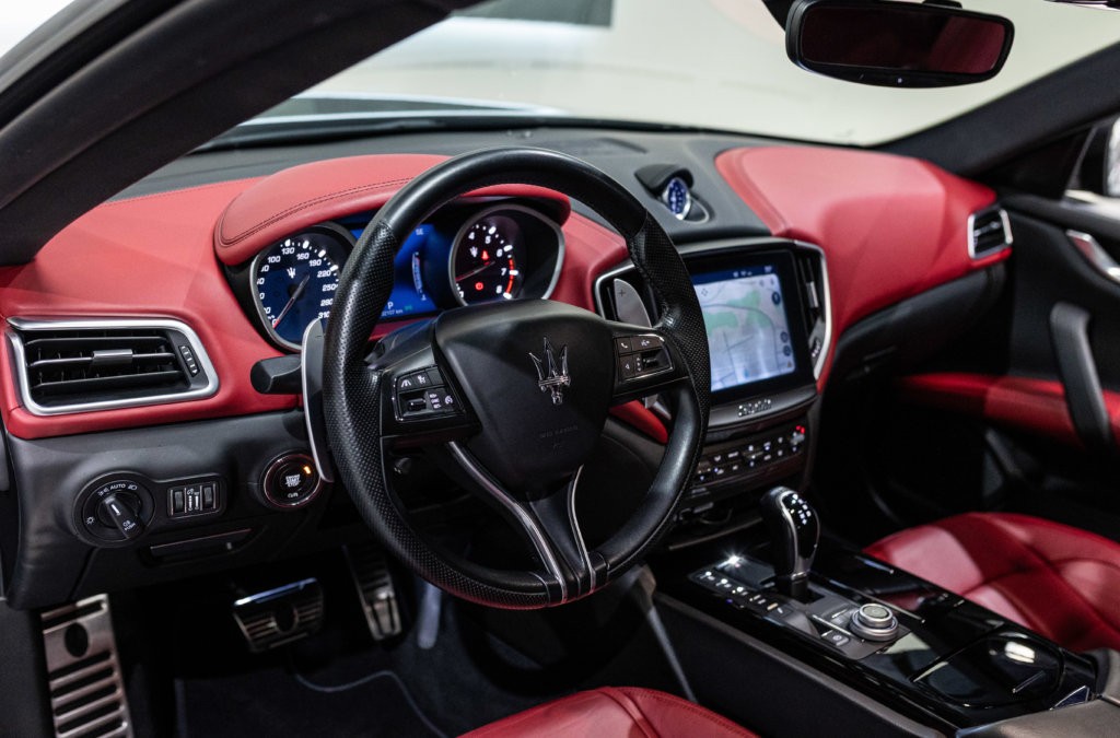 Maserati Ghibli Noir Interieur Rouge Interieur 8