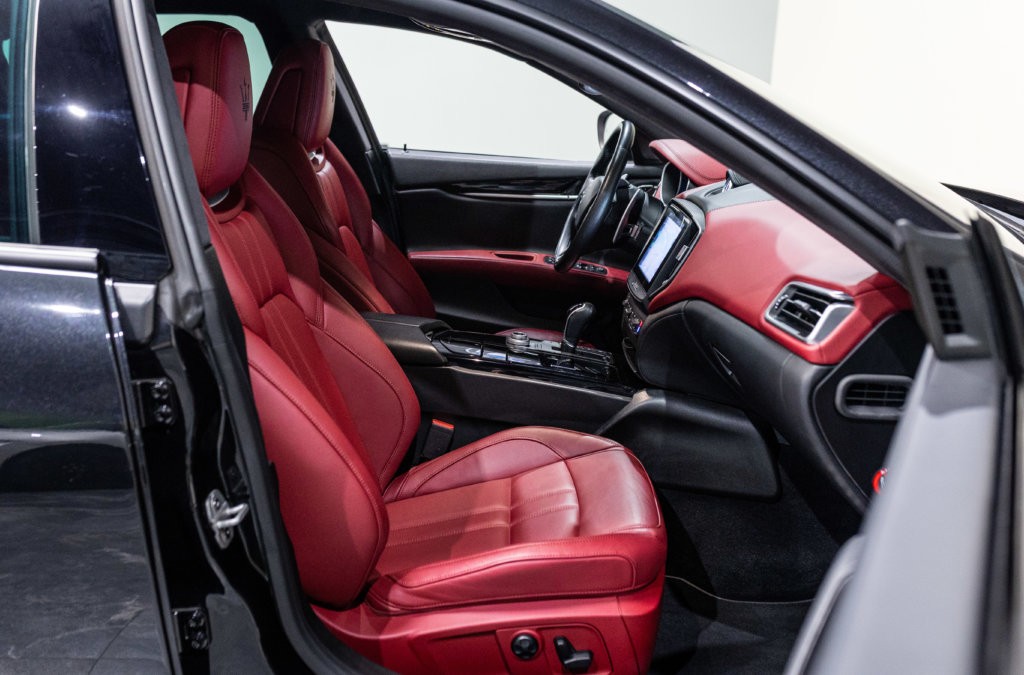 Maserati Ghibli Noir Interieur Rouge Interieur 9