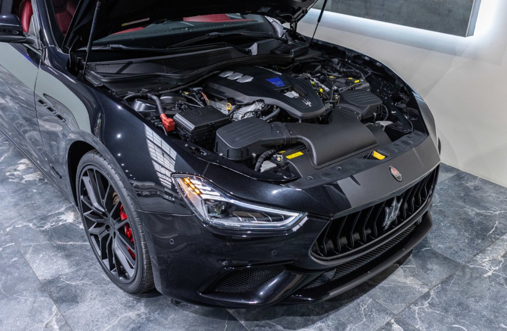 Maserati Ghibli Noir Interieur Rouge Moteur