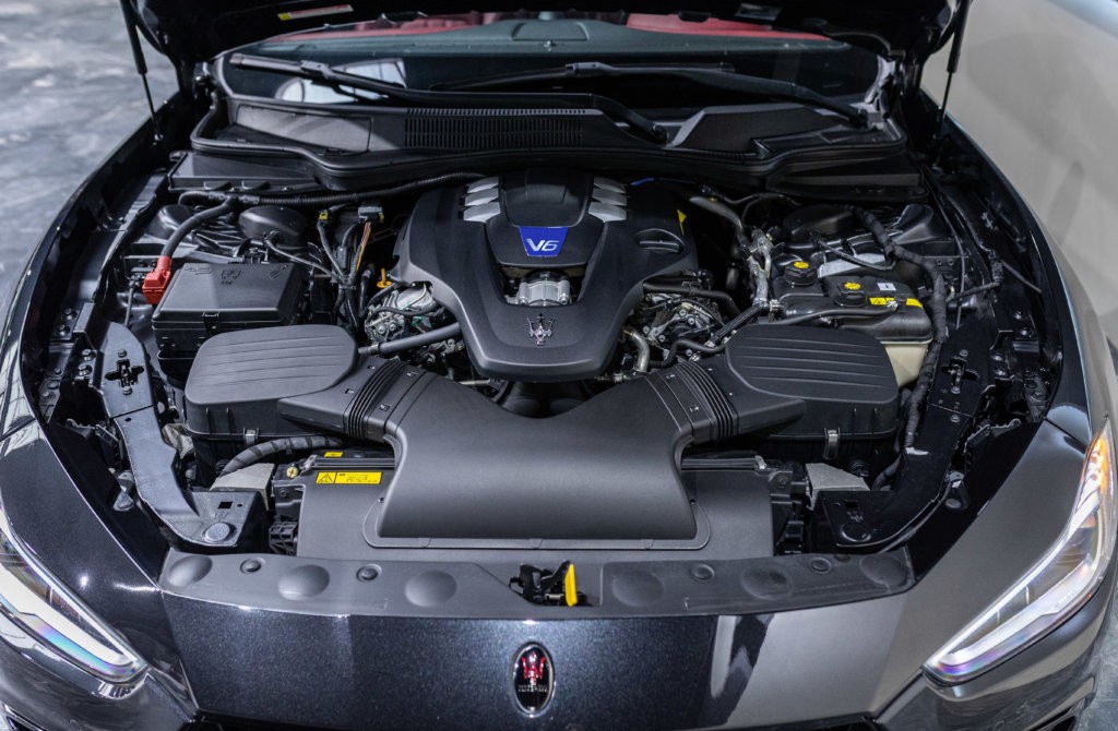 Maserati Ghibli Noir Interieur Rouge Moteur 2