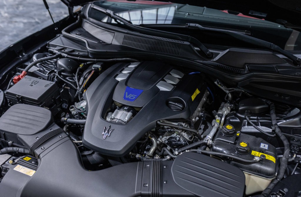 Maserati Ghibli Noir Interieur Rouge Moteur 3