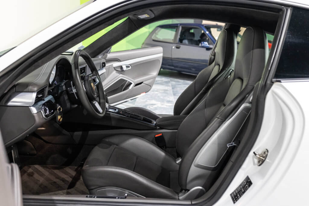 911 Blanche interieur 12