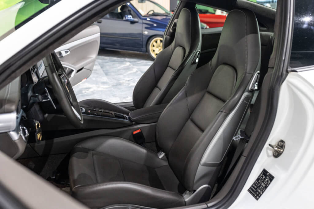 911 Blanche interieur 13