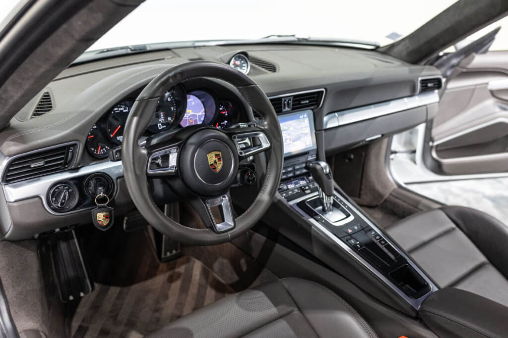 911 Blanche interieur 14