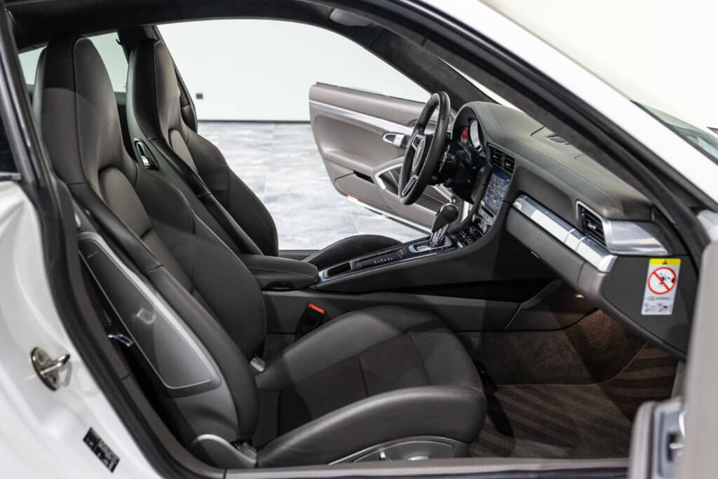 911 Blanche interieur 15
