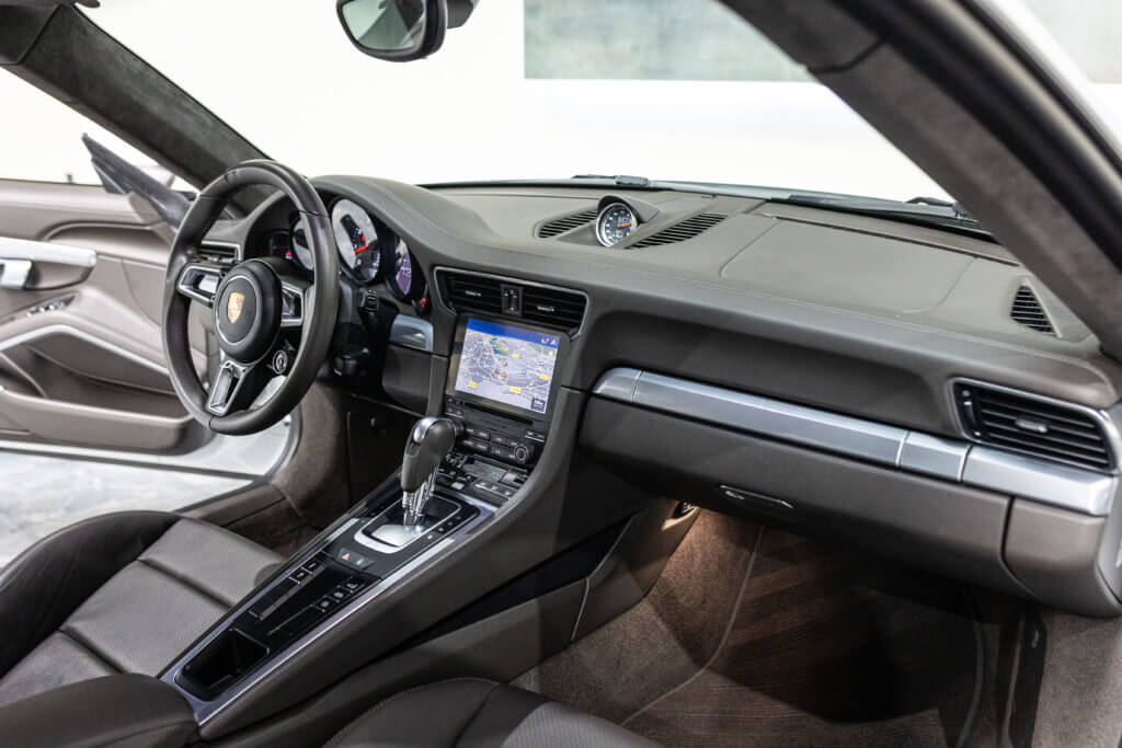 911 Blanche interieur 17