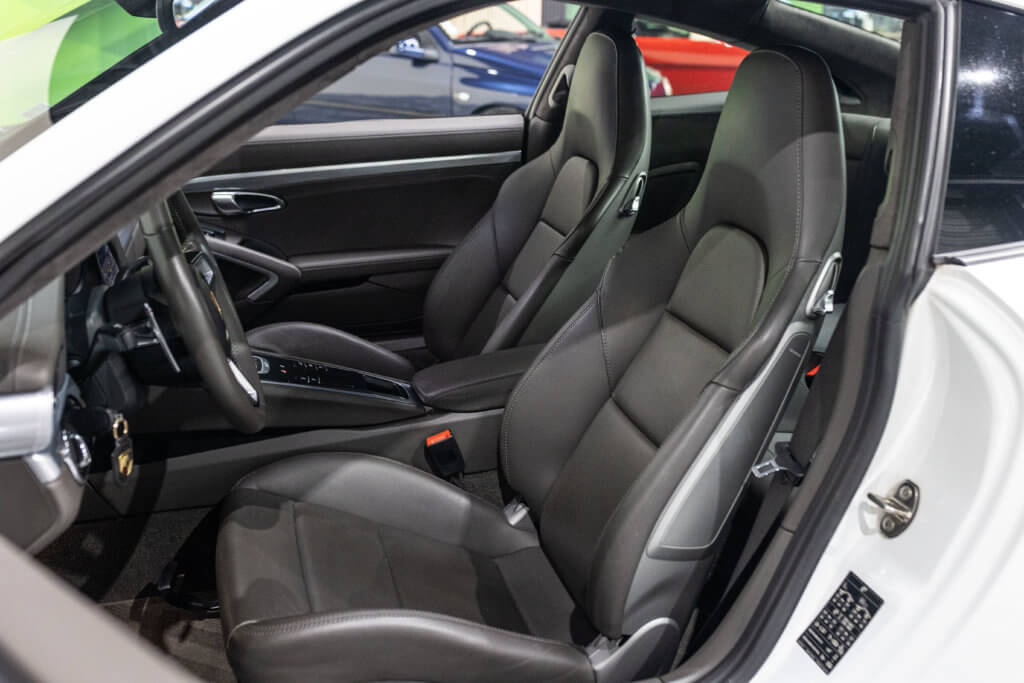 911 Blanche interieur 2