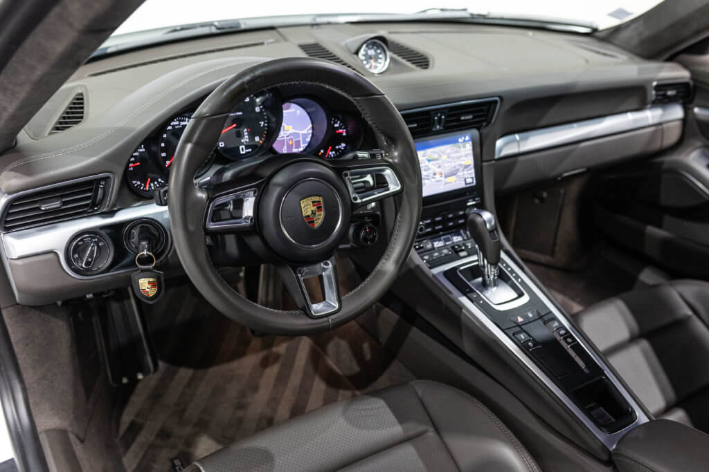 911 Blanche interieur 5