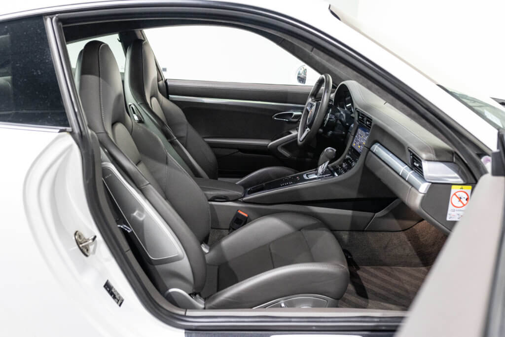 911 Blanche interieur 6