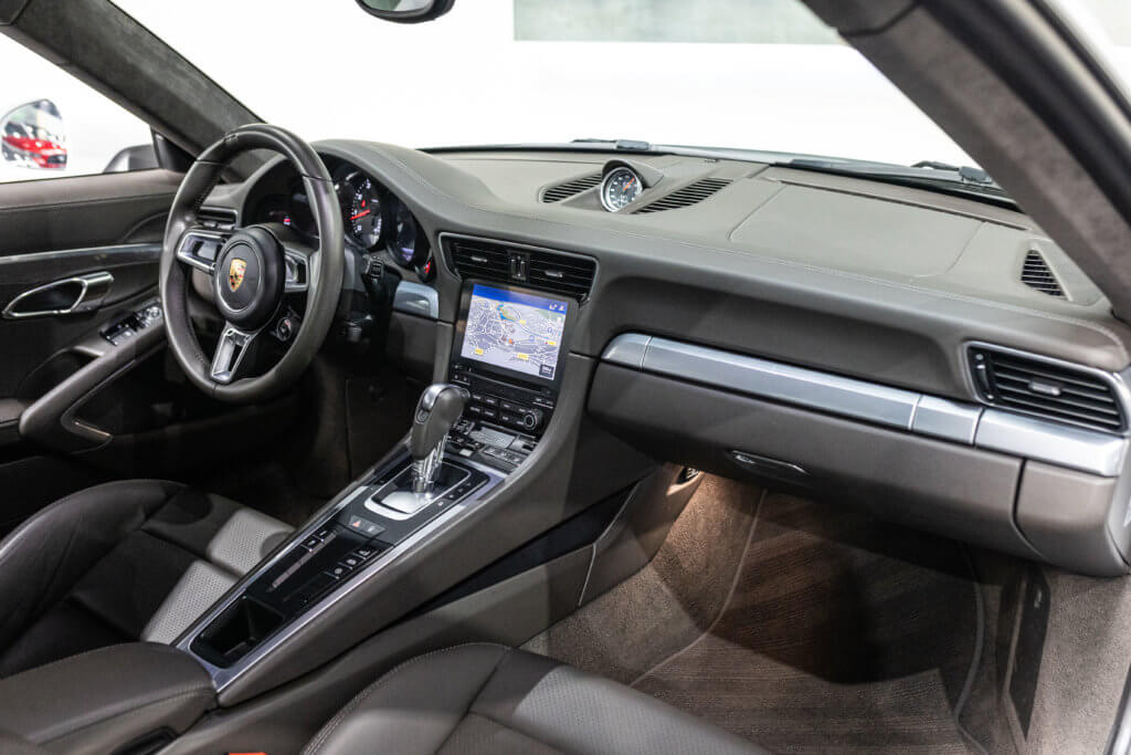 911 Blanche interieur 9