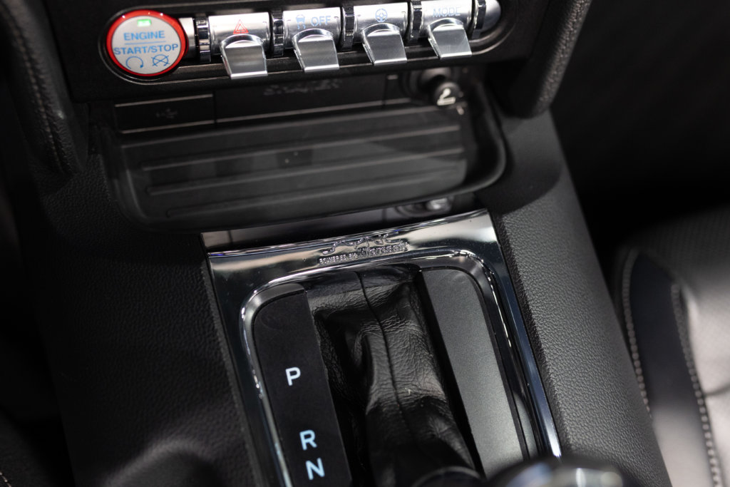 MUSTANG CAB GRISE MAGNETIC V8 SANS BANDES Interieur 34