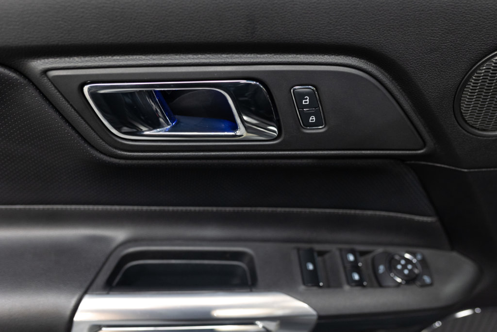 MUSTANG CAB GRISE MAGNETIC V8 SANS BANDES Interieur 5