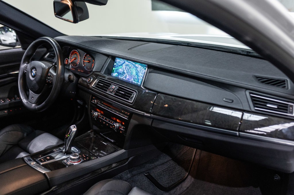 740i blanche Interieur 11