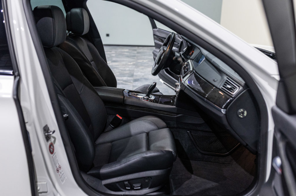 740i blanche Interieur 18