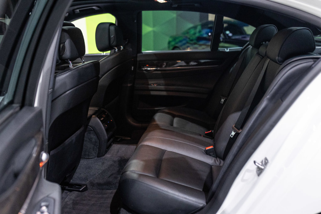 740i blanche Interieur 23