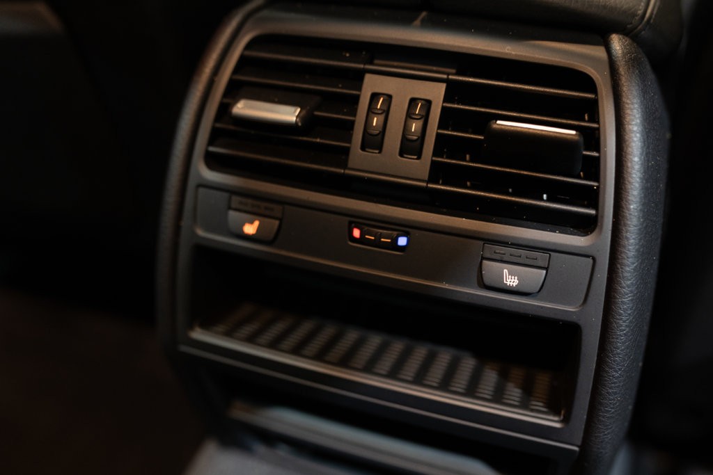 740i blanche Interieur 32