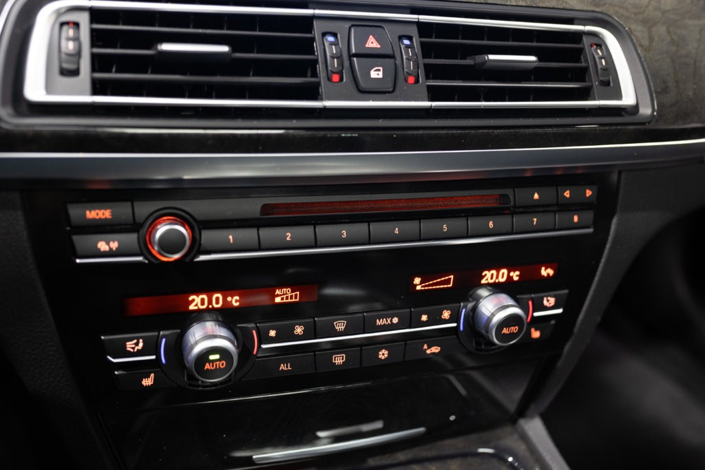 740i blanche Interieur 45