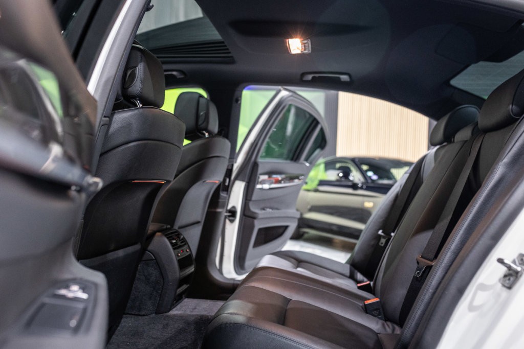 740i blanche Interieur 57