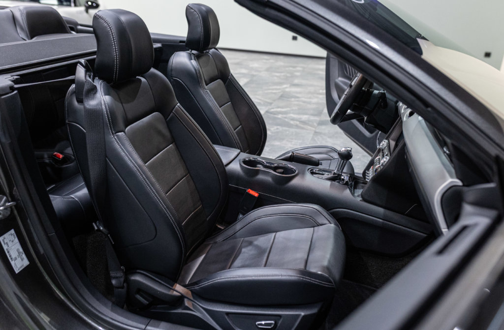 MUSTANG CAB GRISE MAGNETIC V8 SANS BANDES Interieur 17