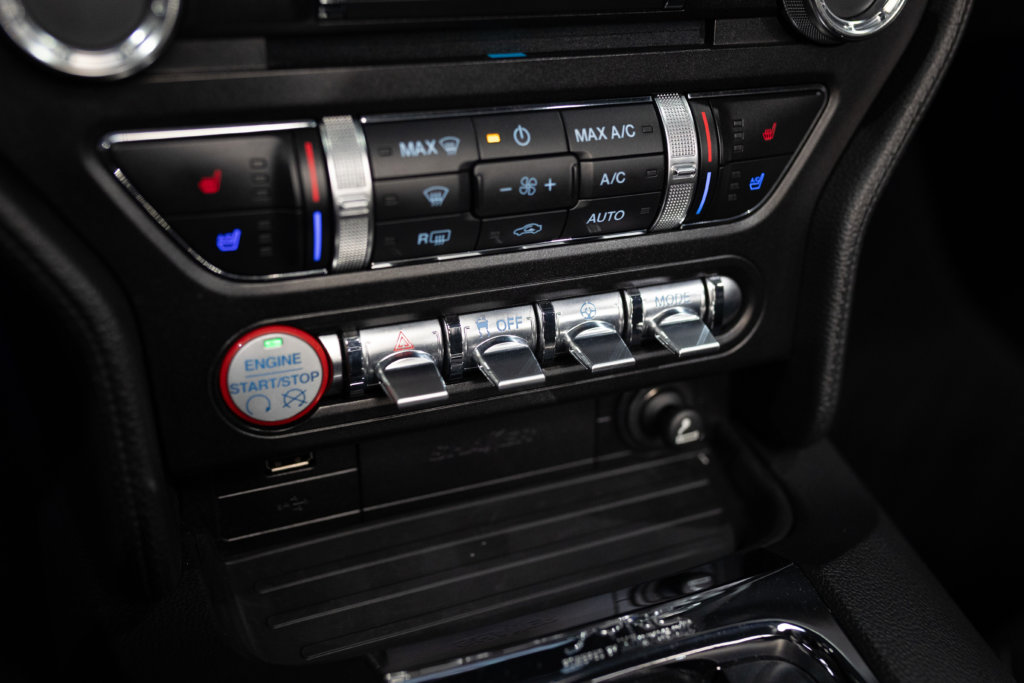 MUSTANG CAB GRISE MAGNETIC V8 SANS BANDES Interieur 31