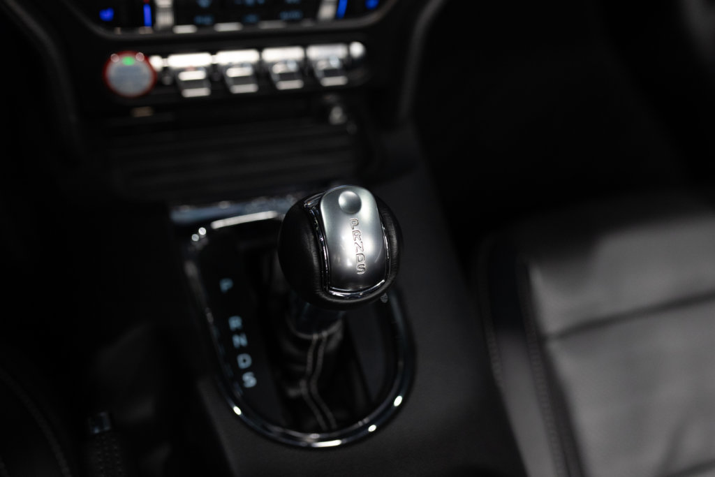 MUSTANG CAB GRISE MAGNETIC V8 SANS BANDES Interieur 35